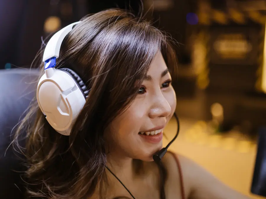 bsl-loc-f2-1 female playing pc game to check game translation