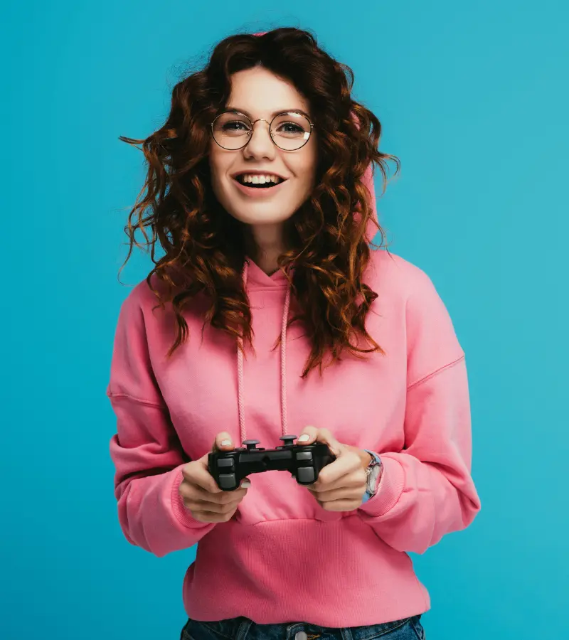 日本語から英語へのゲーム翻訳 テスターがコントローラーを持っている